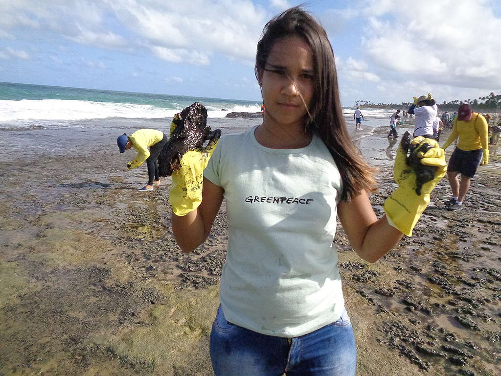 garota com petróleo nas luvas depois de ação de coleta garota com petróleo nas luvas depois de ação de coleta