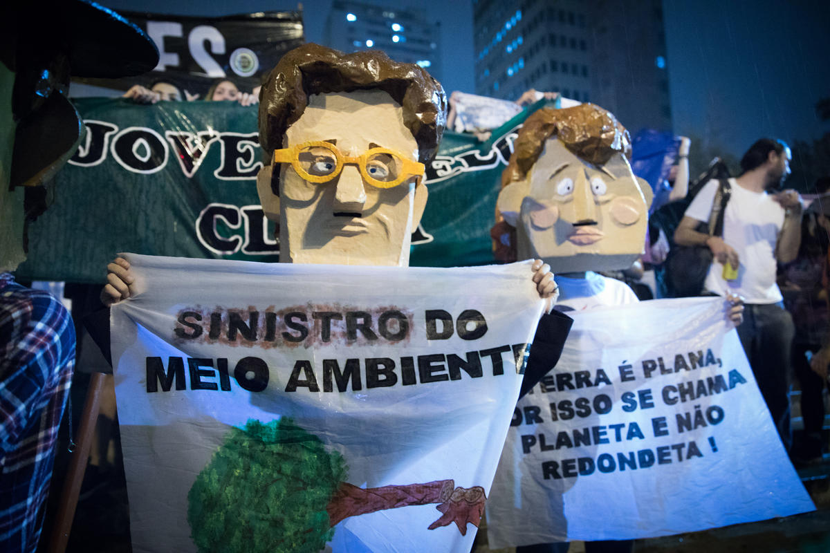 Sinistro Salles, um dos bonecos que faziam parte do bloco do Greenpeace chamado de Céticos do Clima