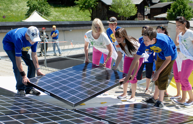 Estudantes instalam painéis solares na escola Estudantes instalam painéis solares na escola