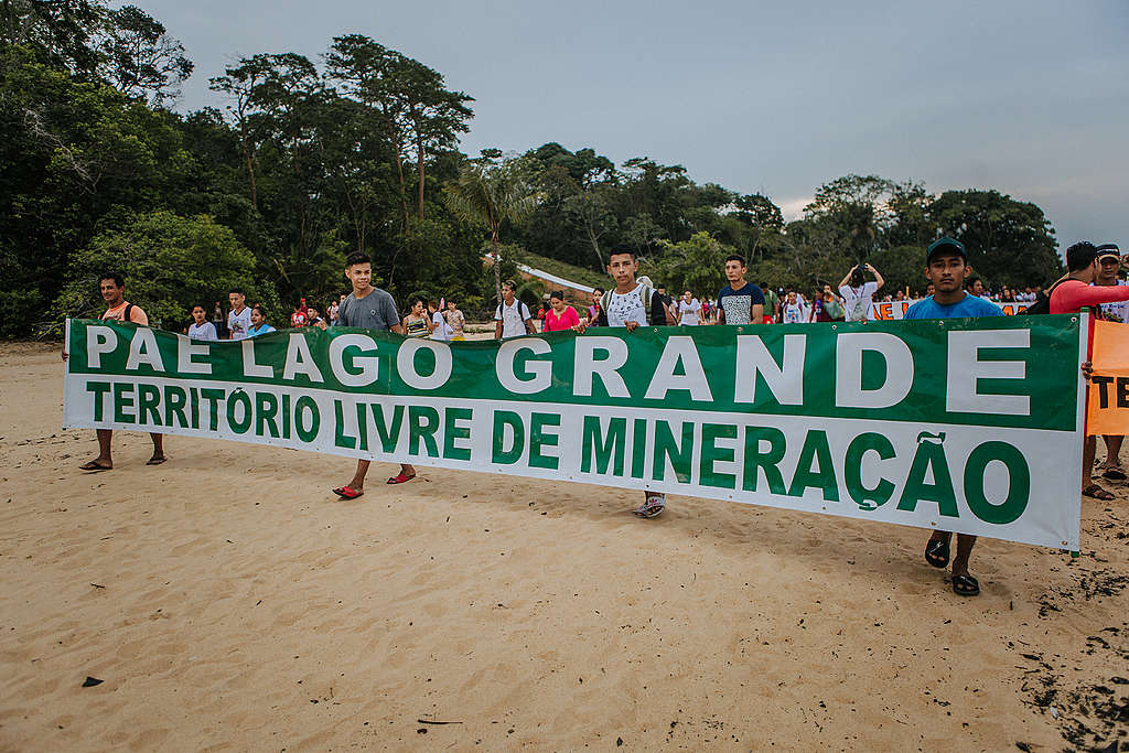 Manifestação no PAE Lago Grande com jovens segurando faixa com os dizeres: PAE Lago Grande - Território Livre de Mineração