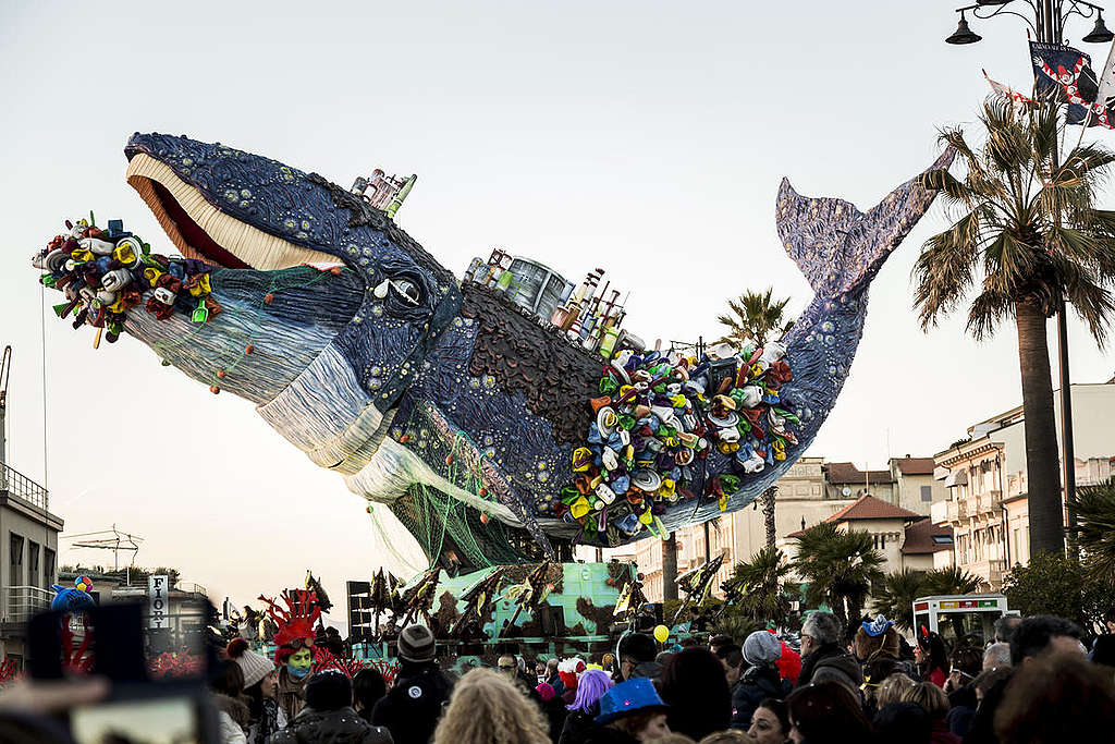 Giant Choking Plastic Whale at Viareggio Carnival in Italy. © Francesco Alesi / Greenpeace Giant Choking Plastic Whale at Viareggio Carnival in Italy. © Francesco Alesi / Greenpeace