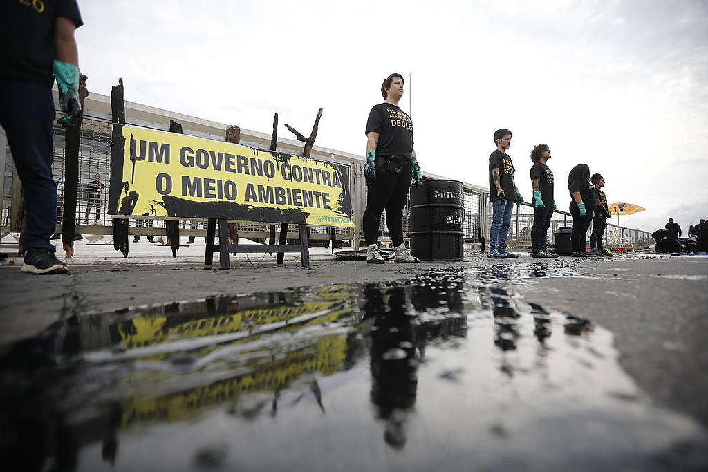 Derramamento de Óleo e Desmatamento em Brasília. © Adriano Machado / Greenpeace Derramamento de Óleo e Desmatamento em Brasília. © Adriano Machado / Greenpeace