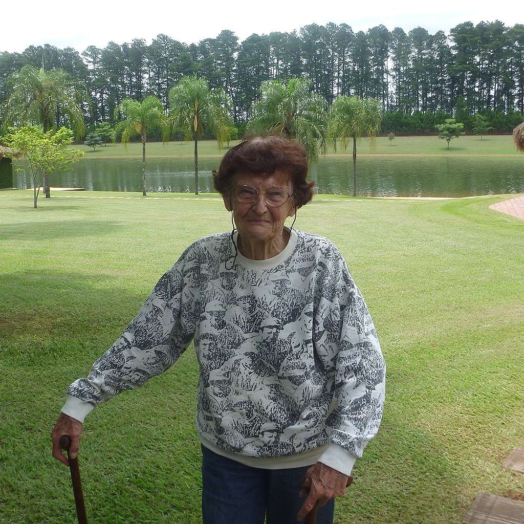 Ana Maria Primavesi de pé com árvores ao fundo Ana Maria Primavesi de pé com árvores ao fundo
