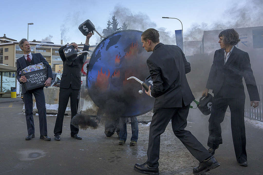 Stop Funding Climate Emergency Action in Davos. © Greenpeace / Ex-Press / Flurin Bertschinger