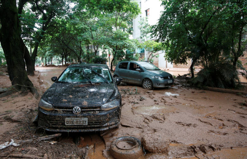 ruas cheias de lama e carros destruídos pelas ruas de Belo Horizonte depois das chuvas
