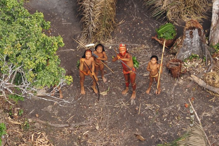 Grupo de indígenas isolados sente-se ameaçado diante de avião que sobrevoa acampamento feito por eles na floresta Amazônica Grupo de indígenas isolados sente-se ameaçado diante de avião que sobrevoa acampamento feito por eles na floresta Amazônica