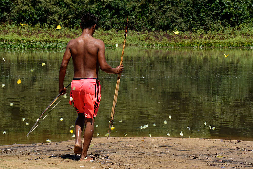 indigena proximo ao rio