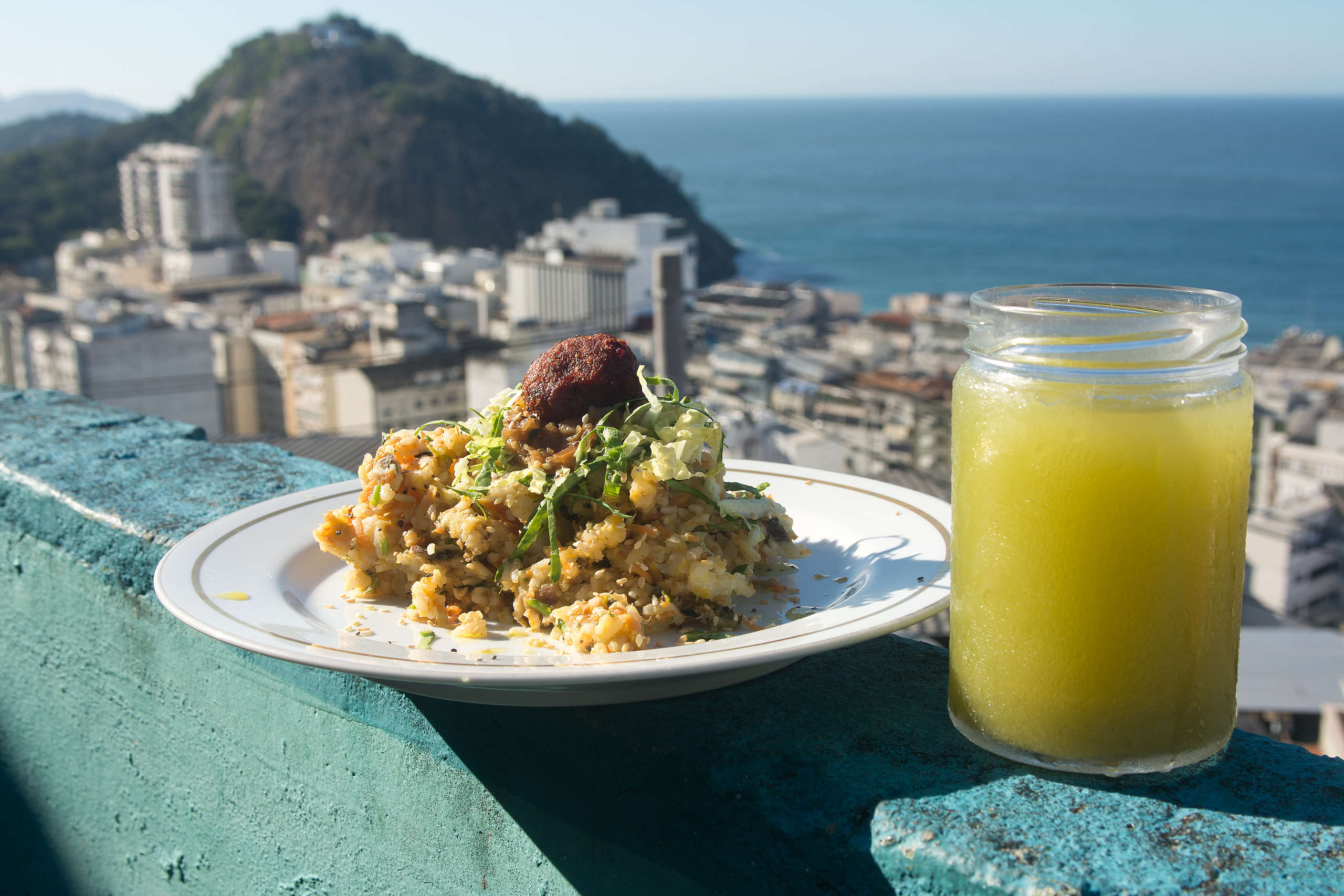 prato de comida e copo de suco