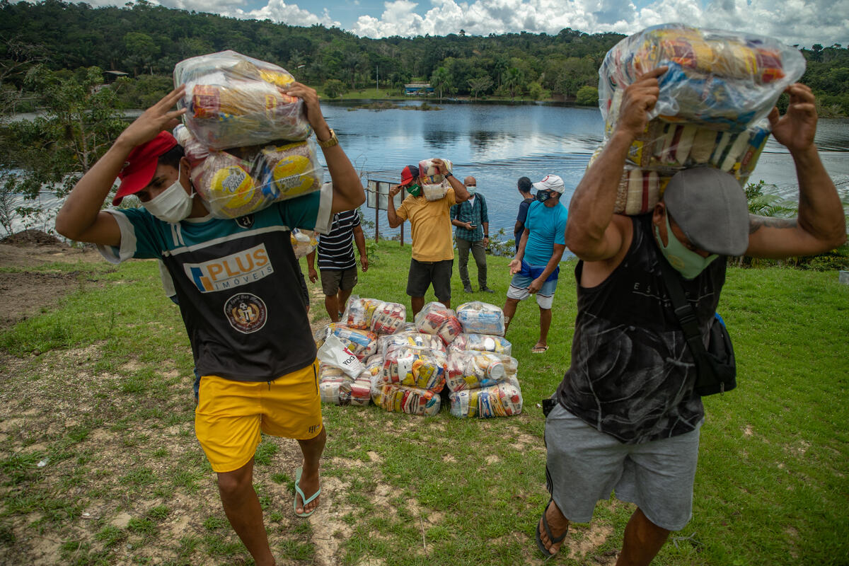 Arroz, feijão e vacina: Após protesto pela proteção da população, Greenpeace doa 18 toneladas de alimentos para comunidades de Manaus