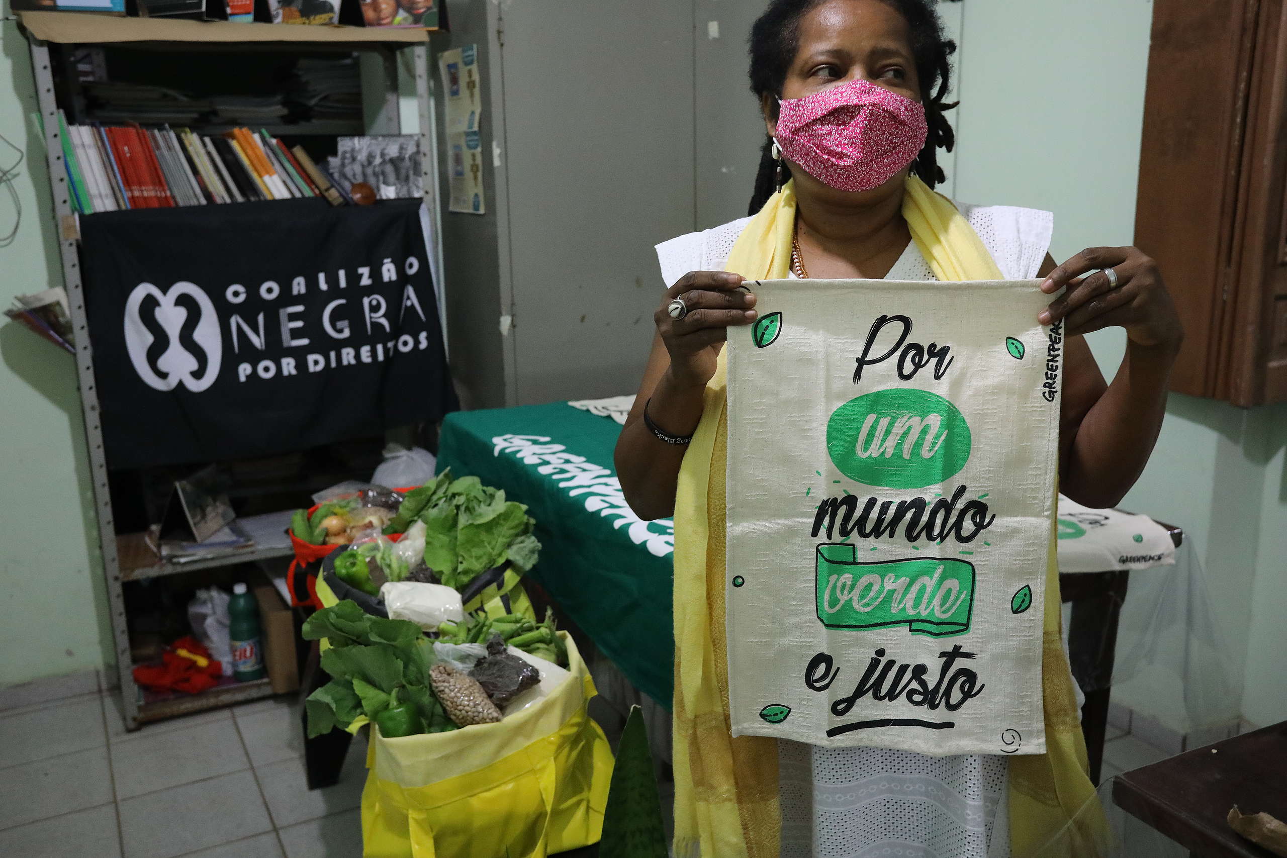 Fotos: Romilson Joaquim /Greenpeace Legenda: Comida de verdade para mais de 10 comunidades em situação de vulnerabilidade da capital baiana