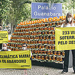 Ativistas protestam em frente ao Palácio da Guanabara
