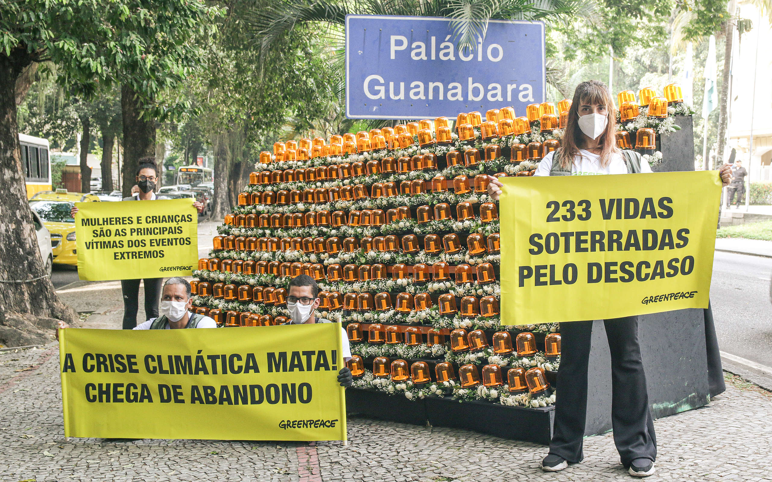 Ativistas protestam em frente ao Palácio da Guanabara