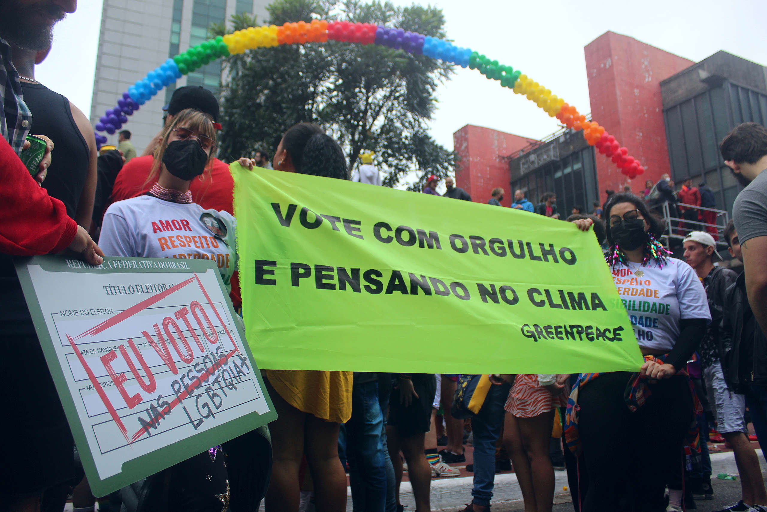 Voluntáries participaram da Parada LGBTQIAP+ 2022: “Vote com Orgulho – por uma política que representa”