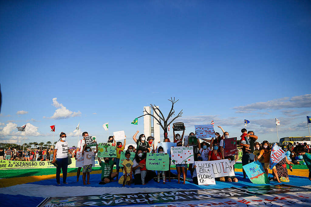 Manifestantes no Ato Pela Terra, que reuniu milhares de pessoas em Brasília, no mês de março, para protestar contra os projetos da destruição e em defesa da vida Manifestantes no Ato Pela Terra, que reuniu milhares de pessoas em Brasília, no mês de março, para protestar contra os projetos da destruição e em defesa da vida