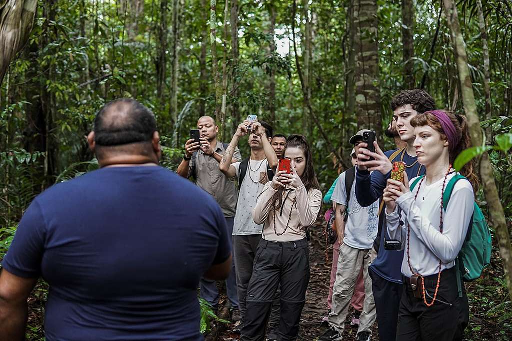 Giulia Gayoso, Bella Piero, JP Mota, Caio Manhente, Roberto Brito e a equipe do Greenpeace Brasil em uma das trilhas proporcionadas pela equipe do Roberto Brito