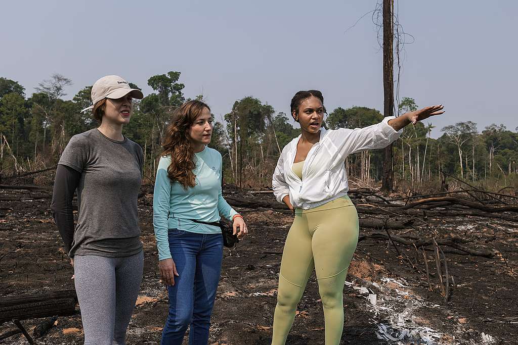 Na foto temos Sophia, Jessi e a porta-voz da campanha de Amazônia do Greenpeace Brasil, Cristiane Mazzetti, na região de Candeias do Jamari, no dia 01 de Setembro de 2022.