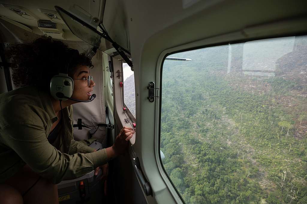 Ana Clis, voluntária do Greenpeace Brasil, vendo do avião os incêndios florestais.