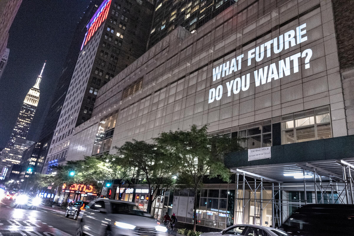 A Articulação dos Povos Indígenas do Brasil, o Comitê Defend Democracy in Brazil e o Greenpeace realizaram uma projeção nas ruas de Nova Iorque durante a Assembleia da ONU, em setembro de 2022