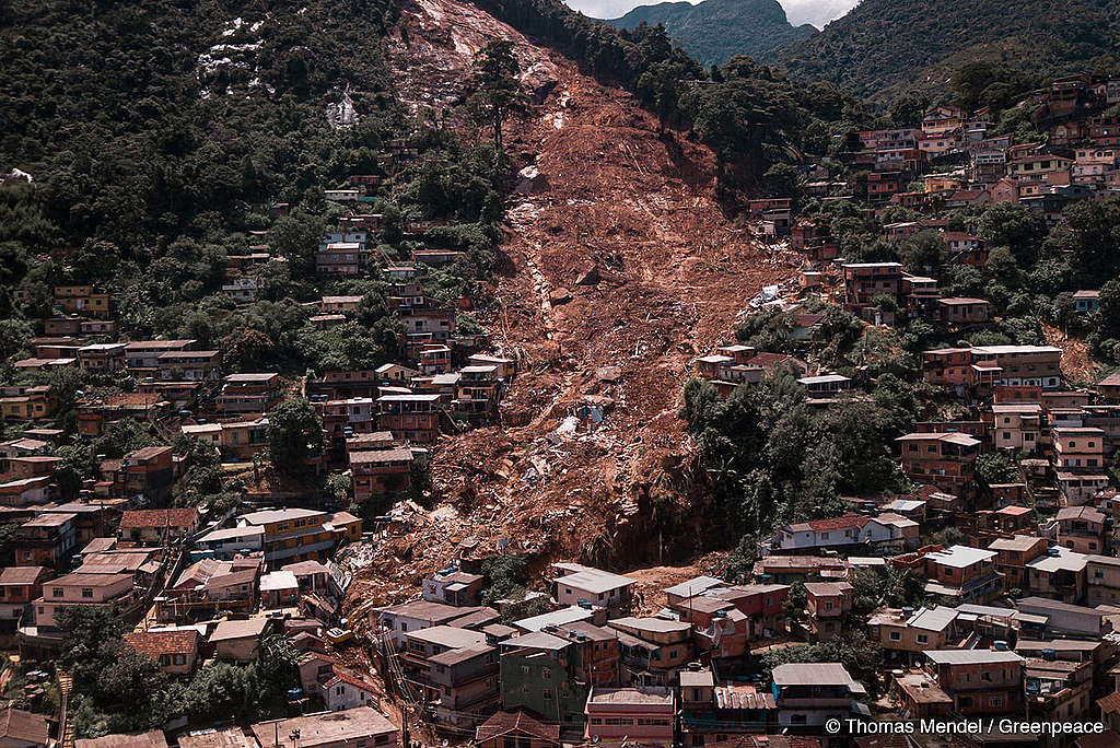 Foto de casas destruídas por um deslizamento de terra ocorrido em Petrópolis, no Rio de Janeiro, em 2022.