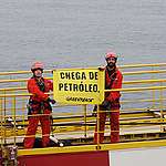 Os ativistas que participam da ação também deram um recado ao mundo em português: "Chega de Petróleo!" (Foto: Greenpeace)