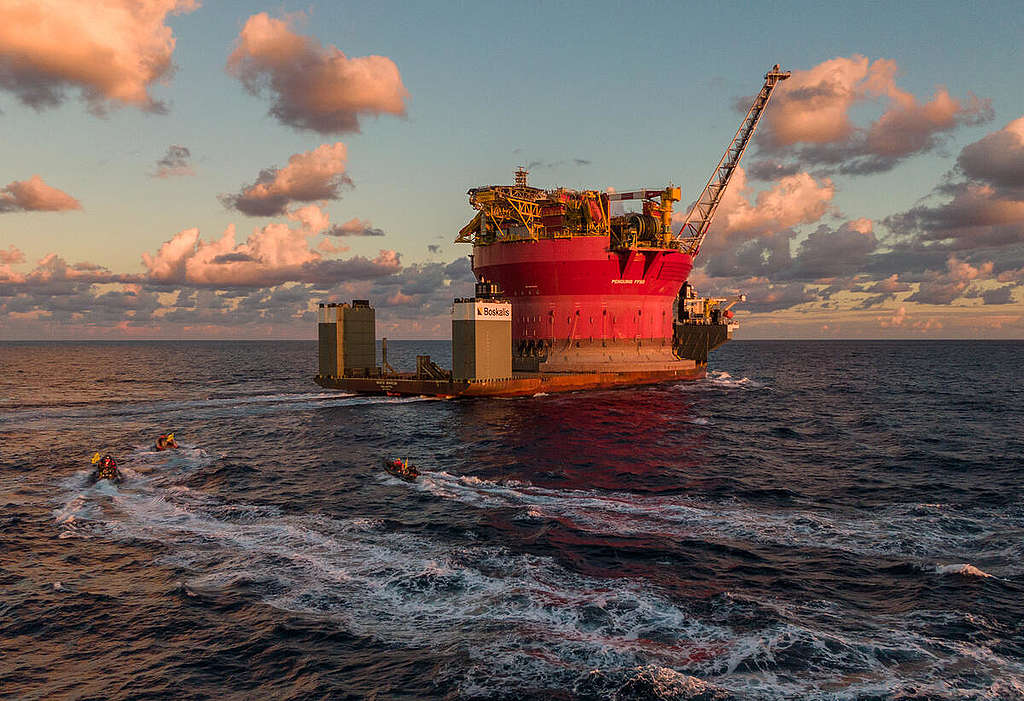 Ativistas do Greenpeace Internacional em três barcos pequenos em direção à plataforma de petróleo contratada pela Shell, com base no Oceano Atlântico, na região das Ilhas Canárias