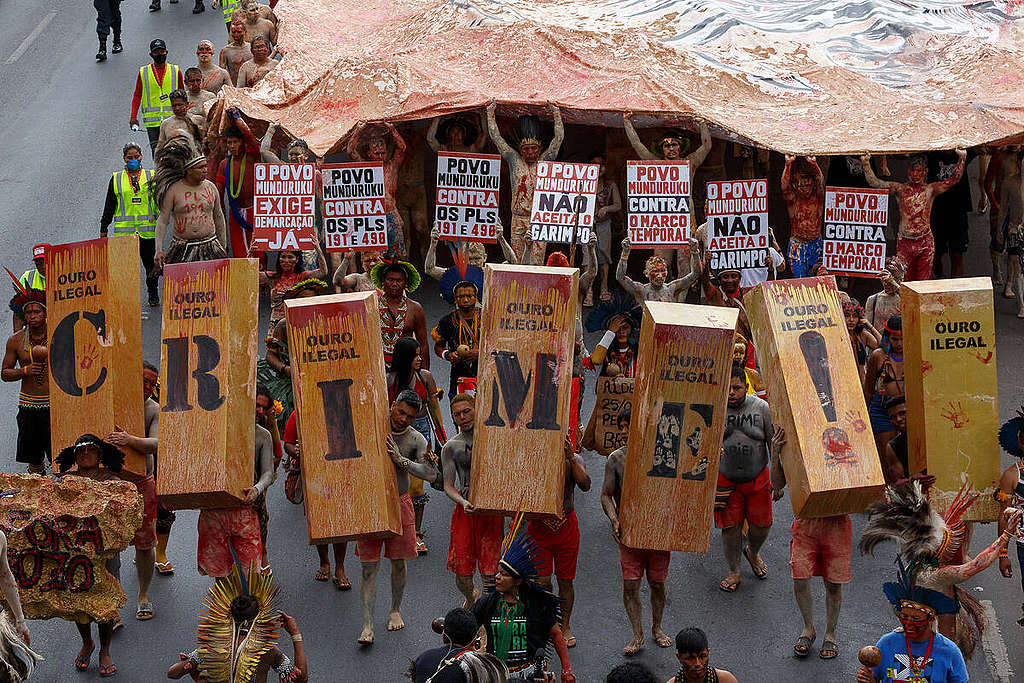 Protesto de povos indígenas contra o garimpo ilegal no Acampamento Terra Livre em abril de 2022
