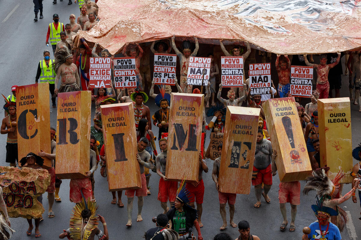 Protesto de povos indígenas contra o garimpo ilegal no Acampamento Terra Livre em abril de 2022