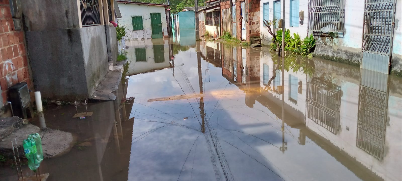 Previsão do tempo com chuvas, enchentes e alertas de abandono