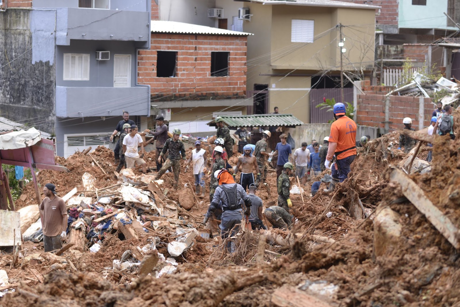 Tragédia no litoral norte: voluntários e voluntárias se mobilizaram para ressaltar a importância da justiça climática