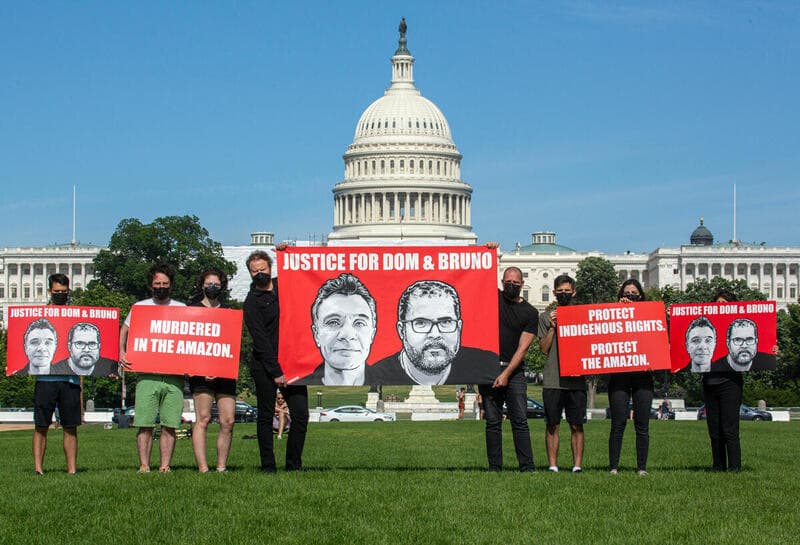 Ativistas protestando após a morte dos ambientalistas Dom e Bruno.