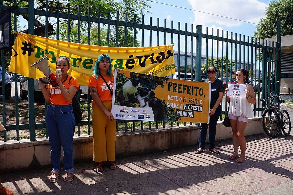 Fotografia de pessoas voluntárias em mobilização.