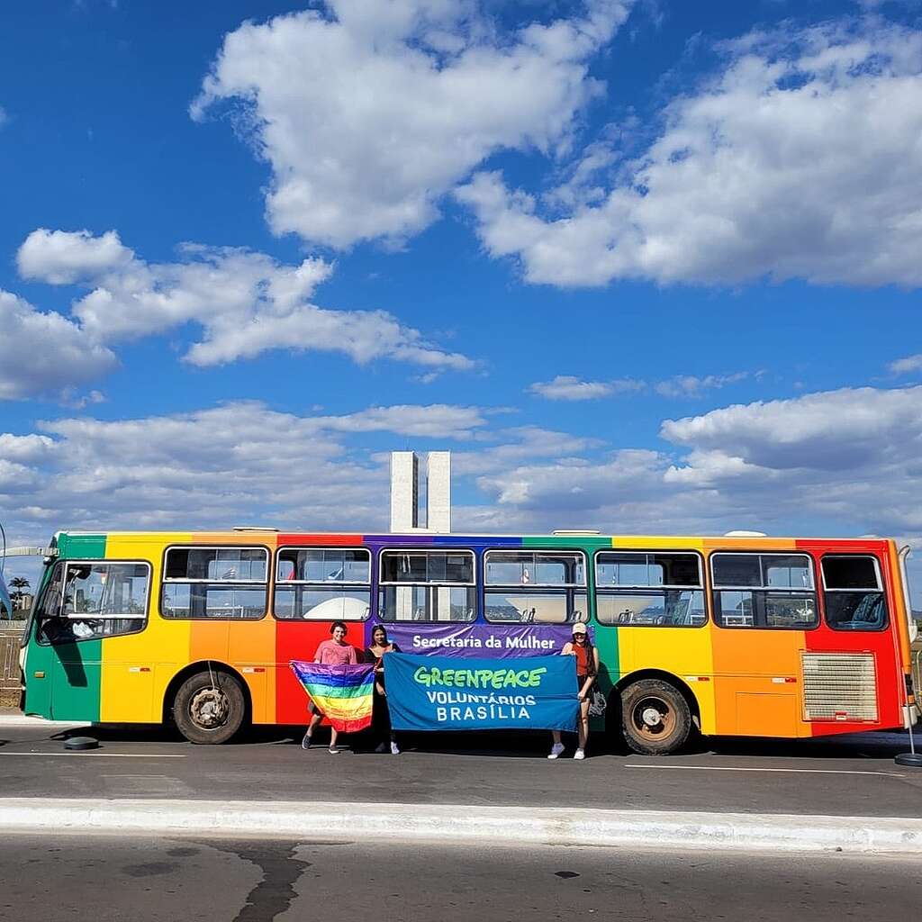 Fotografia de pessoas voluntárias na parada LGBTQIAPN+