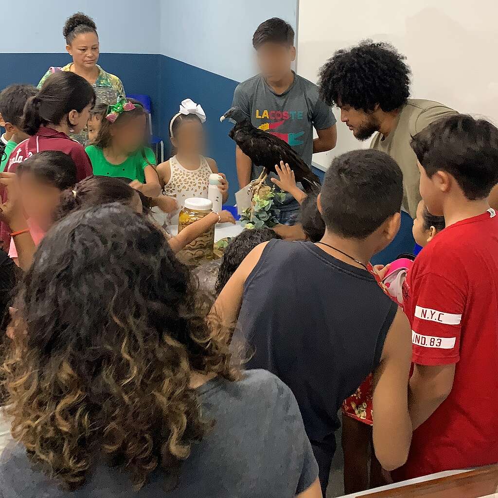 Fotografia de voluntário em ação do Projeto Escola