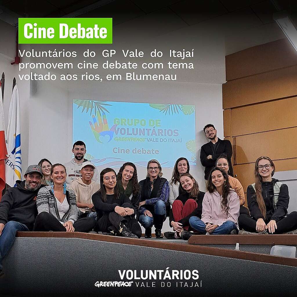 Voluntários em ação de cine debate