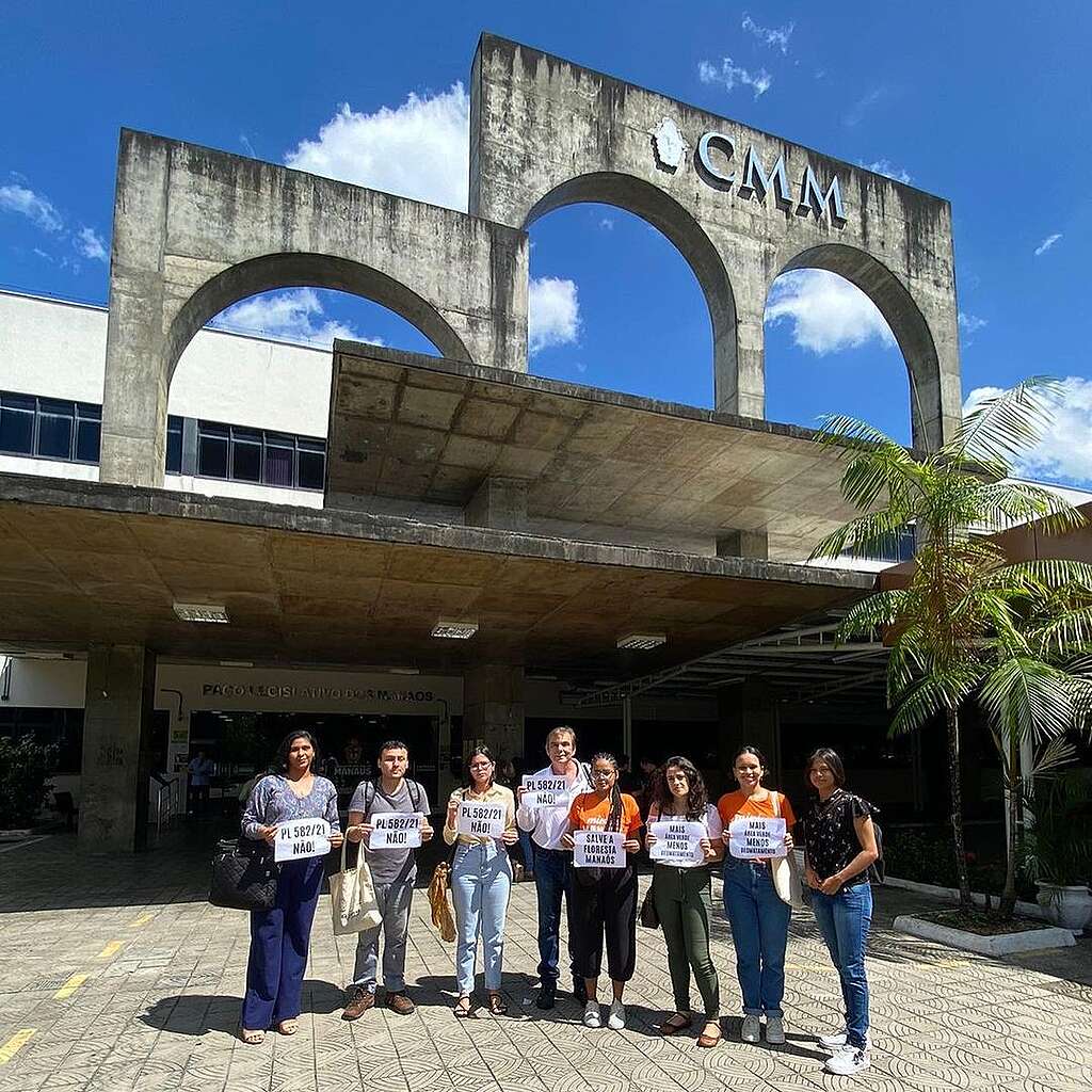 Fotografia de pessoas voluntárias, ao ar livre em frente à Câmara Municipal de Manaus.