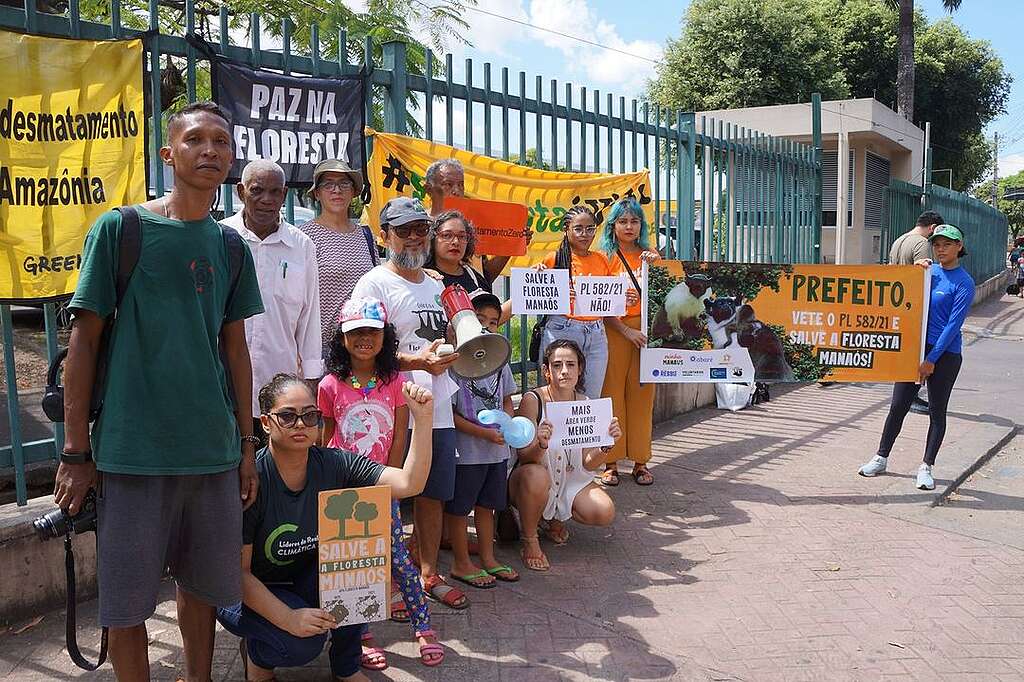 Fotografia de pessoas voluntárias em mobilização.