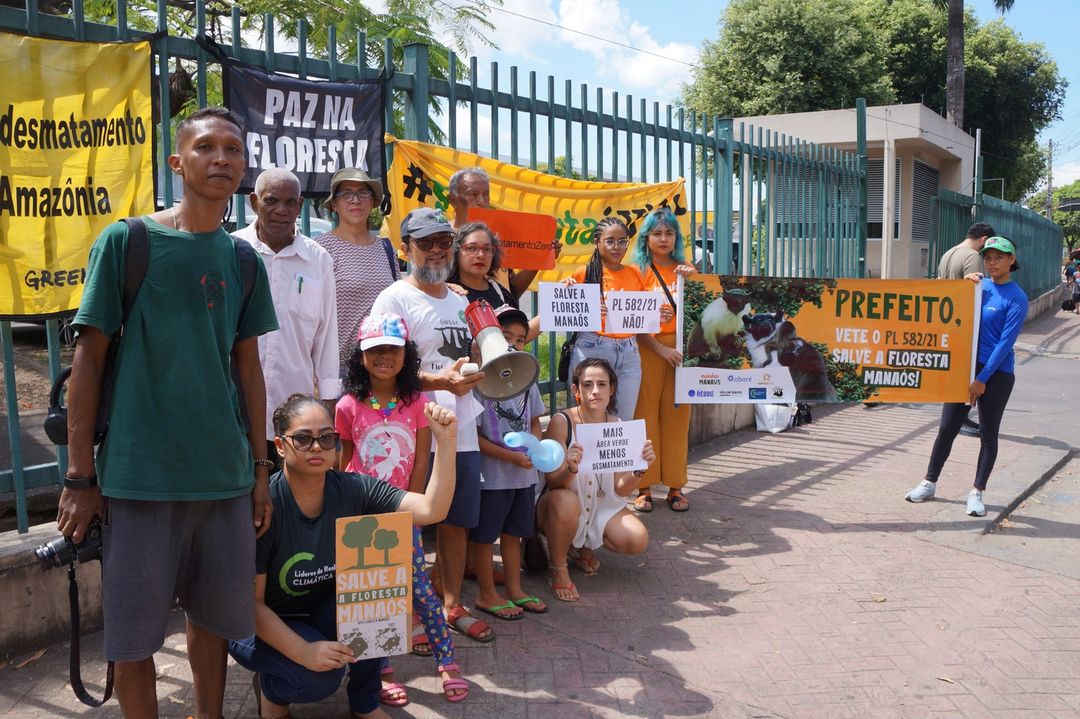 Fotografia de pessoas voluntárias em mobilização.