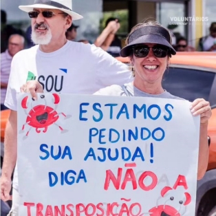 Fotografia de voluntários em protesto