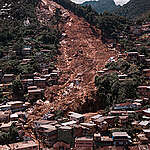 On February 15th, Petrópolis, located in the mountains north of Rio de Janeiro, faced its biggest storm since 1932, according to the National Center for Monitoring Natural Disasters (Cemaden) and the National Institute of Meteorology (Inmet). The intense rainfall caused landslides and took the life of over a hundred people, displacing thousands. Petrópolis is another victim of governmental neglect when facing Climate Crisis, which intensifies extreme events like this.
Brazilian states must decrete Climate Emergency and set adaptation plans in motion to avoid an even more hostile future, specially to the people most impacted by extreme events.