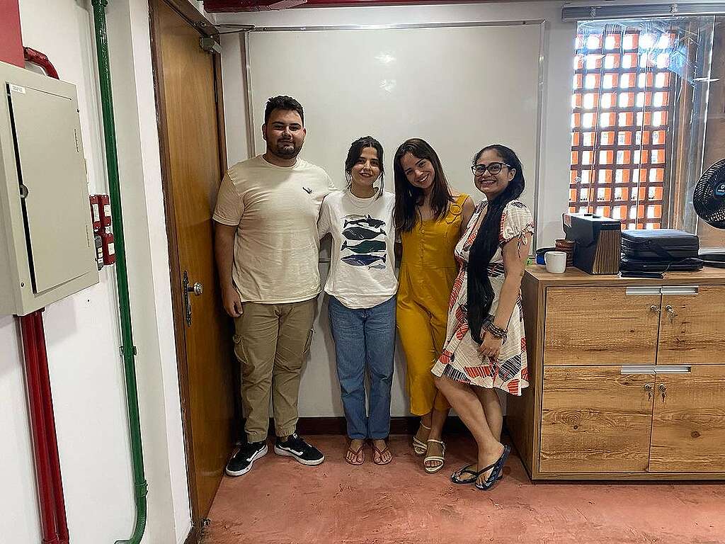 Pessoas voluntárias em reunião Pessoas voluntárias em reunião