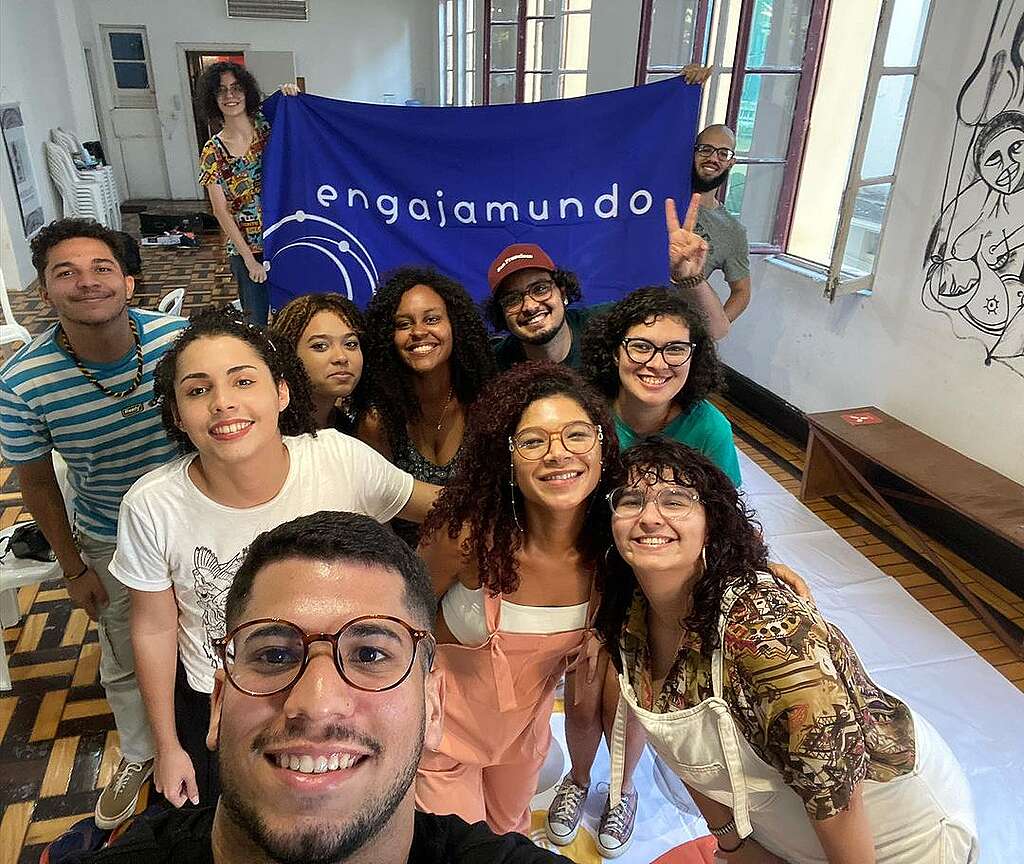 Fotografia de voluntários com banner do Engajamundo Fotografia de voluntários com banner do Engajamundo