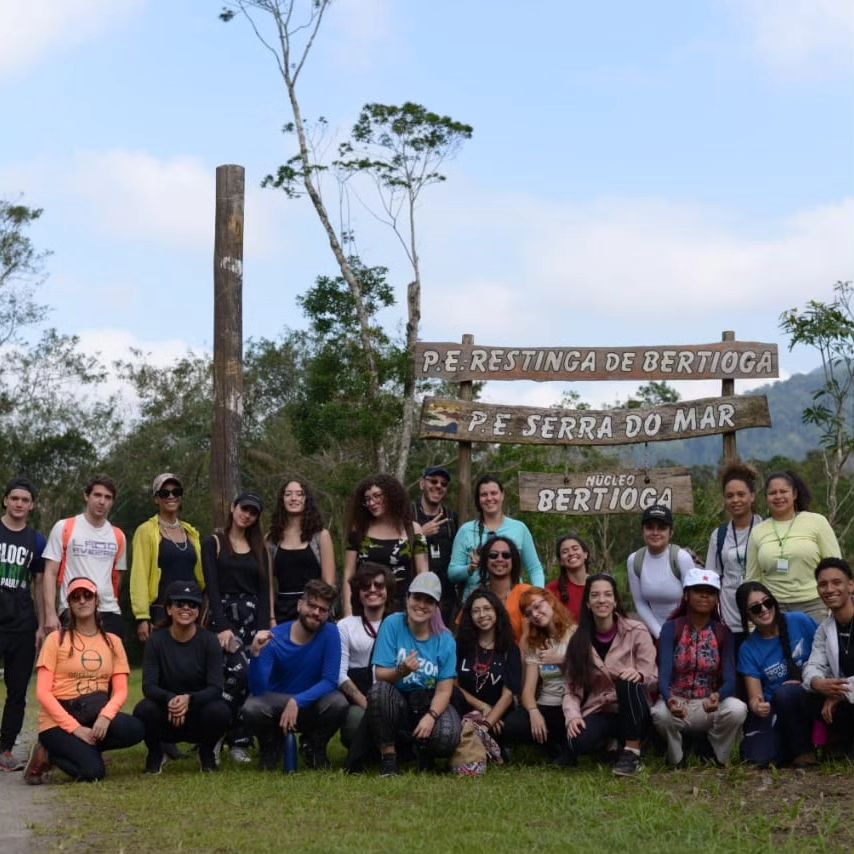 Fotografia de voluntários no Parque Estadual Serra do Mar. Fotografia de voluntários no Parque Estadual Serra do Mar.