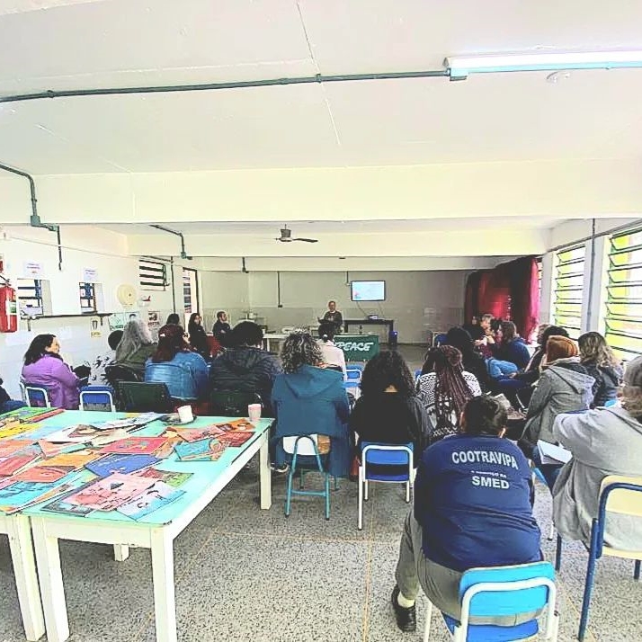 Fotografia de voluntário em palestra