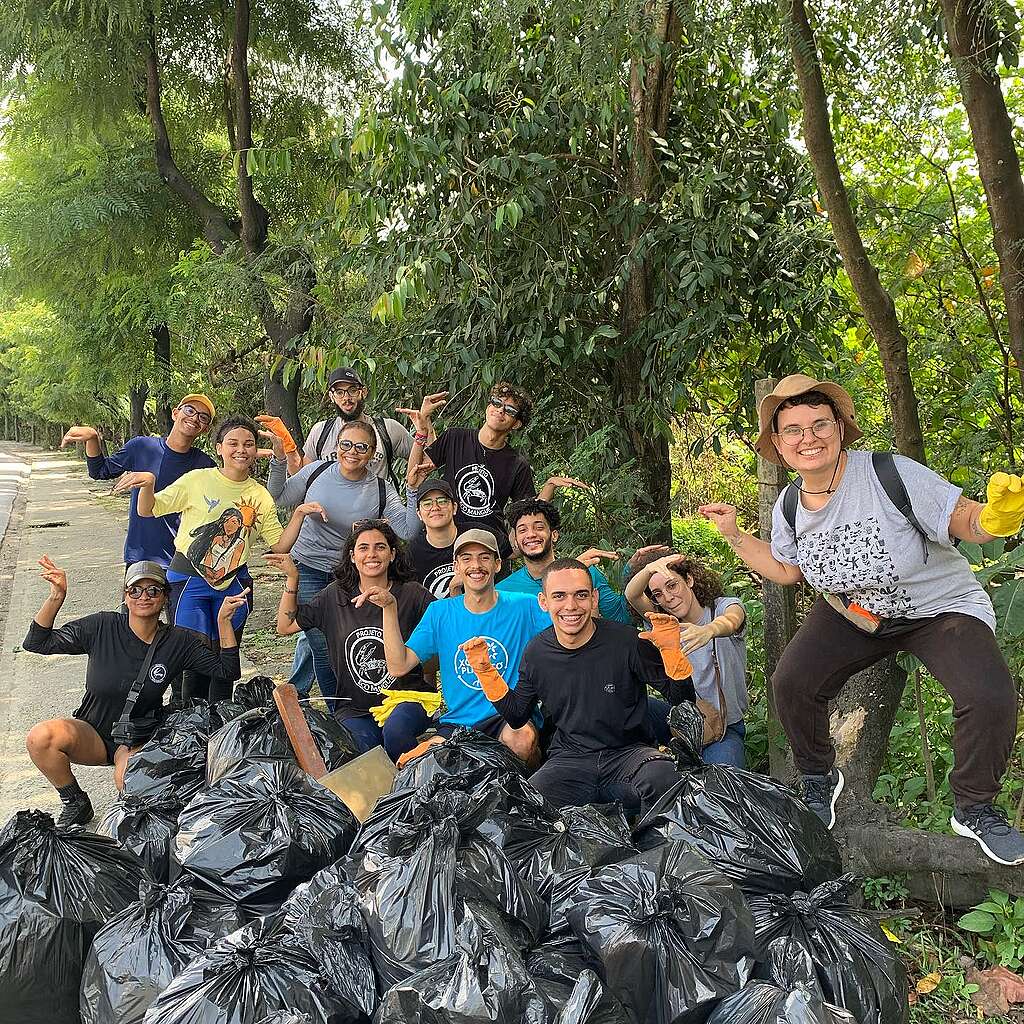 Fotografia de voluntários em ação de limpeza