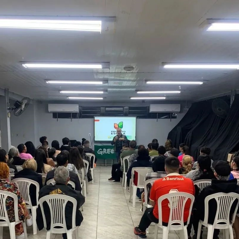 Fotografia de voluntário ao ministrar palestra online Fotografia de voluntário ao ministrar palestra online