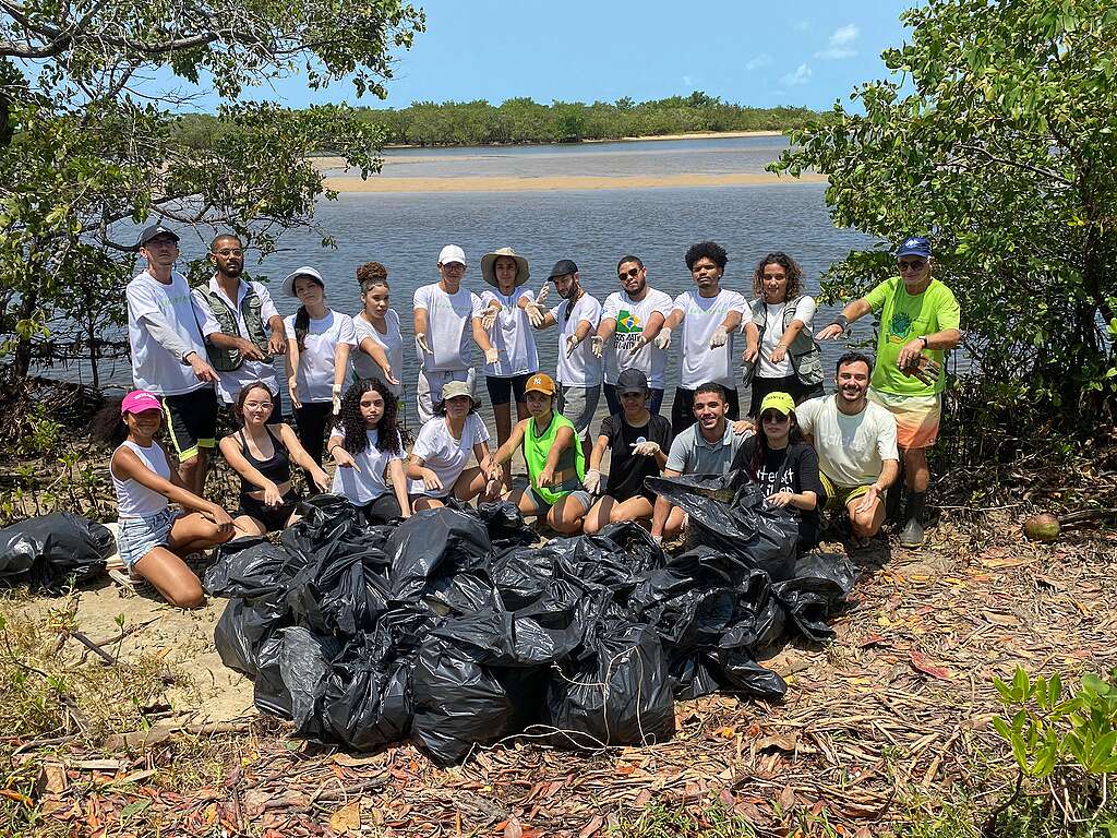 Fotografia de voluntariado em ação de limpeza de mangue Fotografia de voluntariado em ação de limpeza de mangue