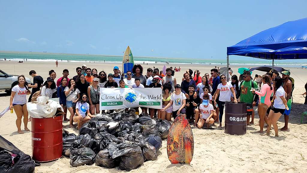 Fotografia de pessoas voluntárias na praia em ação de limpeza Fotografia de pessoas voluntárias na praia em ação de limpeza
