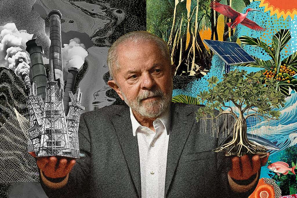 Arte ilustrativa com diversos elementos. Ao centro, vemos o Presidente da República Luís Inácio Lula da Silva, um homem idoso, com barba e cabelos brancos e expressão neutra. Ele veste uma camisa social branca e um paletó cinza. Lula está com os braços na frente do corpo dobrados para cima, com as palmas das mãos viradas para cima, como se segurasse duas coisas. Na mão esquerda, ele segura torres e chaminés, que simbolizam a indústria do petróleo. A imagem está em preto e branco. O fundo à esquerda, atrás dele, também está em preto e branco, com fumaças e elementos em forma líquida escorrendo, fazendo alusão ao petróleo. Na mão direita, ele segura uma árvore saudável, com muitas folhas na copa e raízes aparentes. O fundo à direita é colorido, e simboliza a natureza de forma saudável. Podemos ver um sol, folhas e matas, uma garça voando, o fundo do mar com corais e peixes, e uma placa de energia renovável.