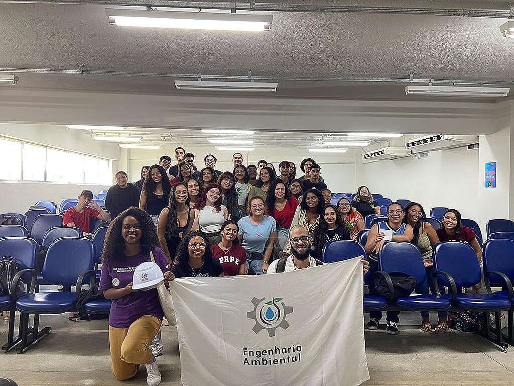 Fotografia de pessoas voluntárias ao segurar banner escrito: "Engenharia Ambiental" Fotografia de pessoas voluntárias ao segurar banner escrito: "Engenharia Ambiental"
