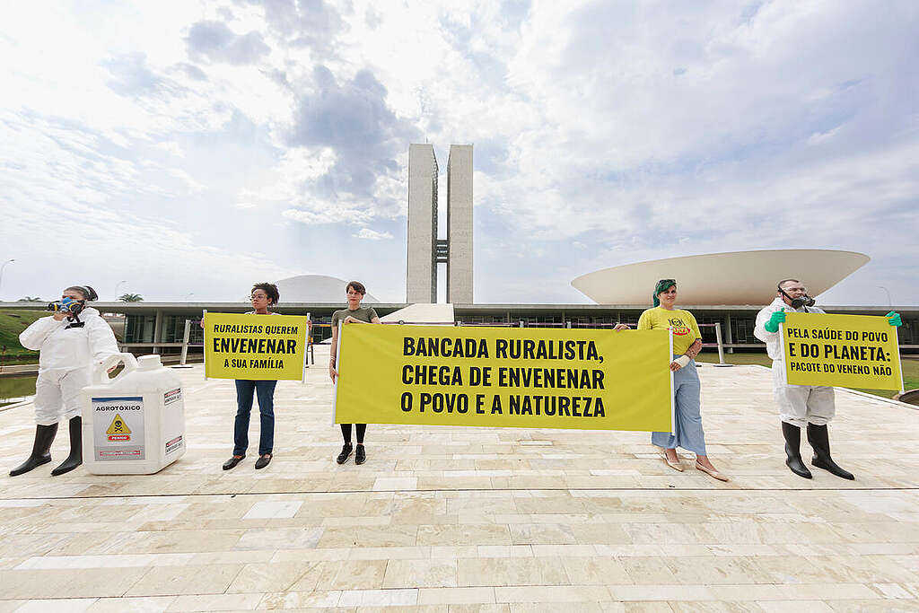 Protest against the Poison Bill in Brasília. © Otávio Almeida / Greenpeace